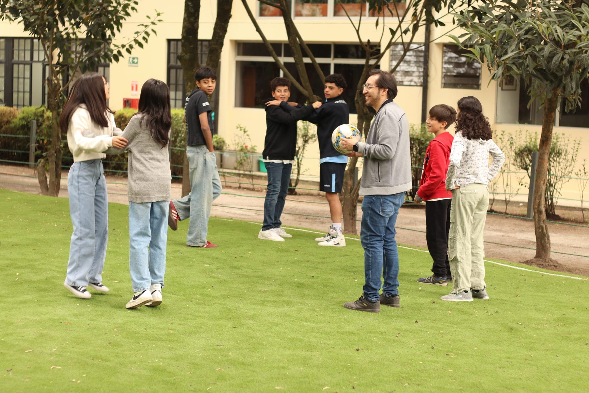Estudiantes jugando en el patio